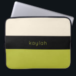 Pistachio Green Color Block Pattern met naam Laptop Sleeve<br><div class="desc">Een trendy kleurenblokpatroon met een tri-kleurencombinatie van heldere pistachio groen, zwart en zandbeige. Een tekstsjabloon is inbegrepen voor het personaliseren van het ontwerp met jouw naam, monogram initialen of andere gewenste teksten. Dit eenvoudige minimalistische ontwerp is beschikbaar in een verscheidenheid van kleurencombinaties. Deze ontwerper ziet er uit om uw laptop...</div>
