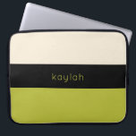 Pistachio Green Color Block Pattern met naam Laptop Sleeve<br><div class="desc">Een trendy kleurenblokpatroon met een tri-kleurencombinatie van heldere pistachio groen, zwart en zandbeige. Een tekstsjabloon is inbegrepen voor het personaliseren van het ontwerp met jouw naam, monogram initialen of andere gewenste teksten. Dit eenvoudige minimalistische ontwerp is beschikbaar in een verscheidenheid van kleurencombinaties. Deze ontwerper ziet er uit om uw laptop...</div>