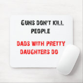 Pistolen doden geen mensen. Voor Dads met dochters Muismat (Met muis)