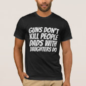 PISTOLEN DODEN MENSEN NIET, DAD'S MET DOCHTERS DOE T-SHIRT (Voorkant)