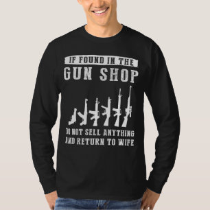 Pistolen, grijns en echtelijke goedkeuring: indien t-shirt