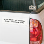 Pistolen hebben twee vijanden bumpersticker (Op Truck)