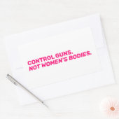 Pistolen. Niet vrouwenlichamen. Wit-roze wit Rechthoekige Sticker (Envelop)