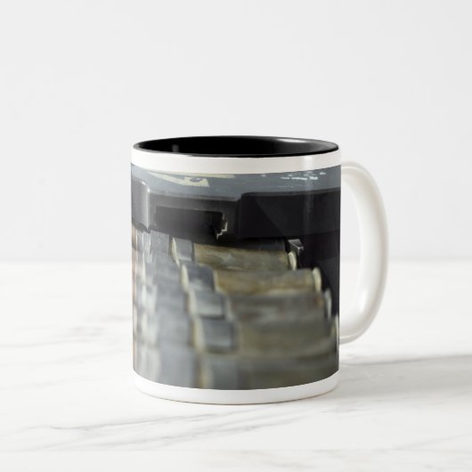 Pistolen van vijftig kaliber-machines tweekleurige koffiemok (Voorkant rechts)