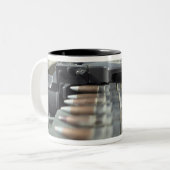 Pistolen van vijftig kaliber-machines tweekleurige koffiemok (Voorkant links)