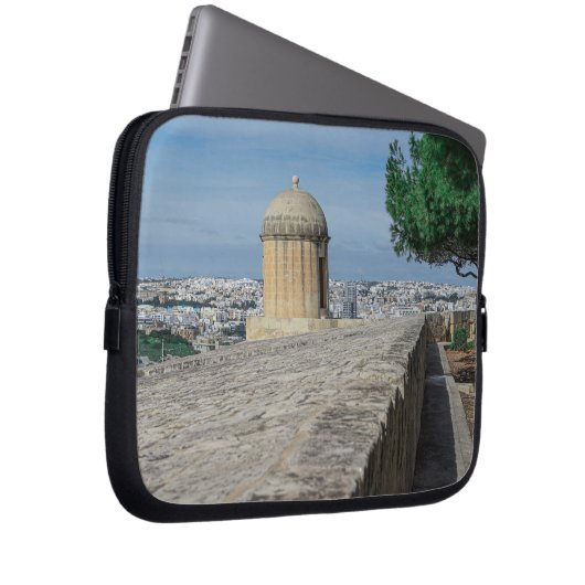 Pistool turret op de oude muren in Valletta, Malta Laptop Sleeve (Voorkant Rechts)