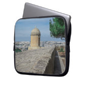 Pistool turret op de oude muren in Valletta, Malta Laptop Sleeve (Voorkant Links)