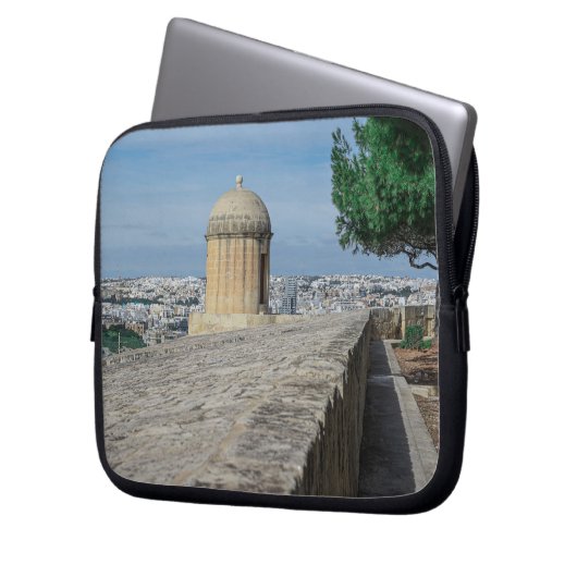 Pistool turret op de oude muren in Valletta, Malta Laptop Sleeve (Voorkant Links)