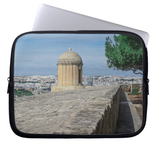 Pistool turret op de oude muren in Valletta, Malta Laptop Sleeve (Voorkant)