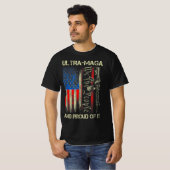 Pistool USA Flag Patriots Ultra MAGA en Prouwe T-shirt (Voorkant volledig)