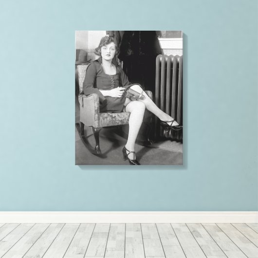 Pistool Verborgen in Kousenband, 1922 Canvas Afdruk (Insitu (Houten vloer))