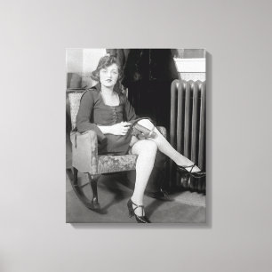 Pistool Verborgen in Kousenband, 1922 Canvas Afdruk