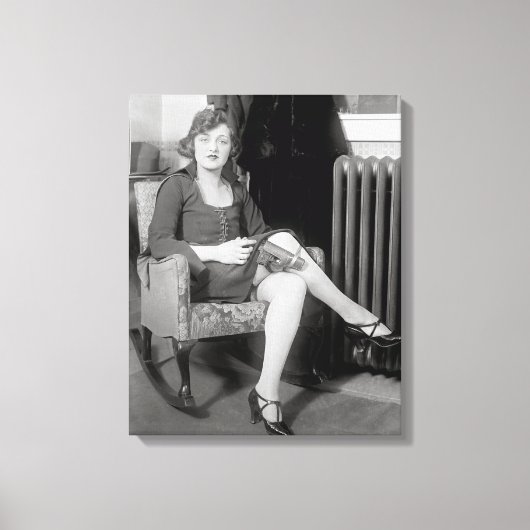 Pistool Verborgen in Kousenband, 1922 Canvas Afdruk (Voorkant)