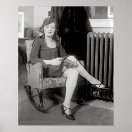 Pistool verborgen in kousenband, 1922. Oude foto Poster
