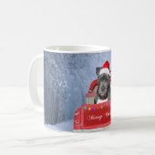 Pit Bull Dog in Snow, zittend met Kerstmis Koffiemok (Voorkant links)
