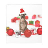 Pit Bull Dog met cadeaudoos en kerstversieringen Notitieblok (Voorkant)