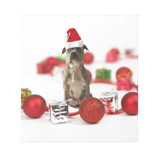 Pit Bull Dog met cadeaudoos en kerstversieringen Notitieblok (Voorkant)
