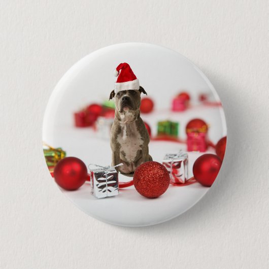 Pit Bull Dog met cadeaudoos en kerstversieringen Ronde Button 5,7 Cm (Voorkant)