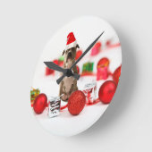 Pit Bull Dog met cadeaudoos en kerstversieringen Ronde Klok (Hoek)