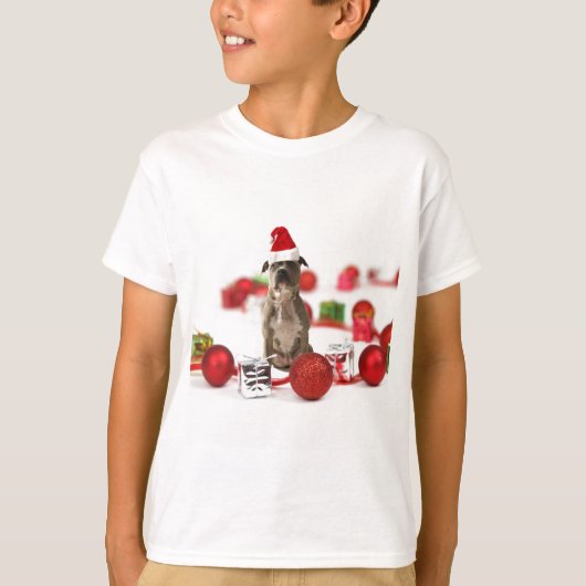 Pit Bull Dog met cadeaudoos en kerstversieringen T-shirt (Voorkant)