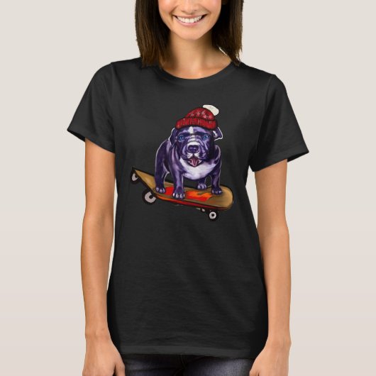 Pit Bull Dog Puppy Skateboarden In Een Rode Beanie T-shirt (Voorkant)