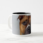Pit Bull Terrier die neer Tweekleurige Koffiemok (Voorkant links)