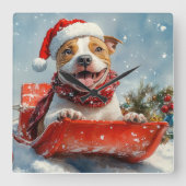 Pitbull Hond in Sledge Laat het Sneeuw Kerstmis Vierkante Klok (Voorkant)