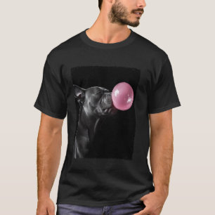 Pitbull-hond kauwt op roze bubbelgom t-shirt
