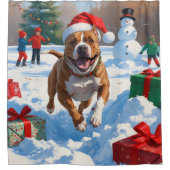 Pitbull hond loopt in de sneeuw met kerst Pet Douchegordijn (Voorkant)