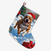 Pitbull hond loopt in de sneeuw met kerst Pet Grote Kerstsok (Voorkant (Hangend))