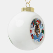 Pitbull hond loopt in de sneeuw met kerst Pet Keramische Bal Ornament (Links)