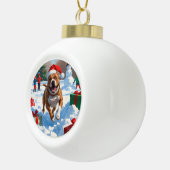Pitbull hond loopt in de sneeuw met kerst Pet Keramische Bal Ornament (Rechts)