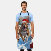 Pitbull hond loopt in de sneeuw met kerst Pet Schort (Gedragen)