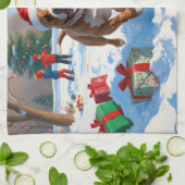 Pitbull hond loopt in de sneeuw met kerst Pet Theedoek (Gevouwen)