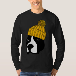 Pitbull hond met een muts t-shirt