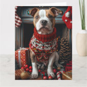 Pitbull-hond met kerstcadeaus bij de open haard kaart (Voorkant)