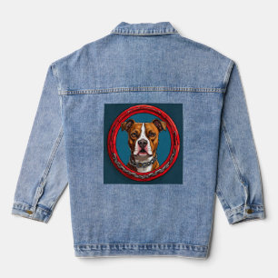 Pitbull-hond op een blauwe achtergrond met ketting denim jacket
