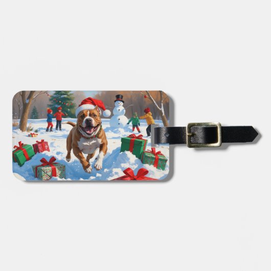 Pitbull-hond rent in de sneeuw met kerstmuts bagagelabel (Voorkant horizontaal)