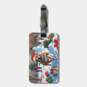 Pitbull-hond rent in de sneeuw met kerstmuts bagagelabel (Achterkant verticaal)