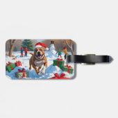 Pitbull-hond rent in de sneeuw met kerstmuts bagagelabel (Achterkant horizontaal)
