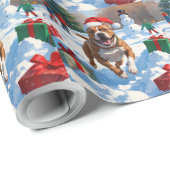 Pitbull-hond rent in de sneeuw met kerstmuts cadeaupapier (Rol Hoek)