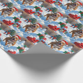 Pitbull-hond rent in de sneeuw met kerstmuts cadeaupapier (Hoek)