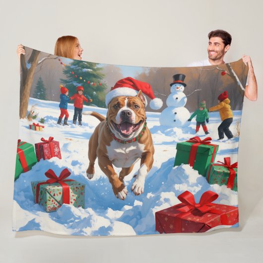 Pitbull-hond rent in de sneeuw met kerstmuts fleece deken (In situ)