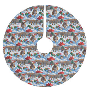 Pitbull-hond rent in de sneeuw met kerstmuts kerstboom rok