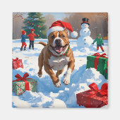 Pitbull-hond rent in de sneeuw met kerstmuts magneet (Voorkant)