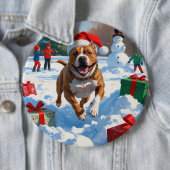 Pitbull-hond rent in de sneeuw met kerstmuts ronde button 6,0 cm (In situ)