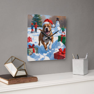 Pitbull-hond rent in de sneeuw met kerstmuts vierkante klok