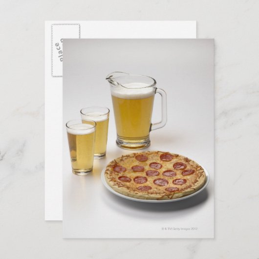 Pitcher en twee pints bier naast peperoni briefkaart (Voorkant / Achterkant)