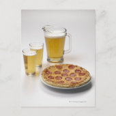 Pitcher en twee pints bier naast peperoni briefkaart (Voorkant)