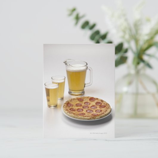 Pitcher en twee pints bier naast peperoni briefkaart (Staand voorkant)